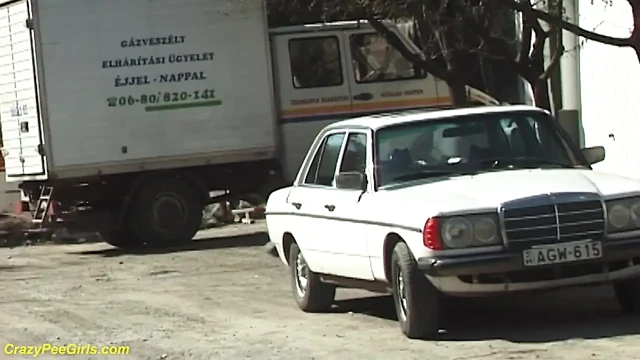 Çılgın iri güzel kız sokakta işiyor