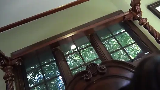 Esmer lezbiyenler birlikte şehvetli bir duş alıyor ve sonra birbirlerini tatmin ediyor