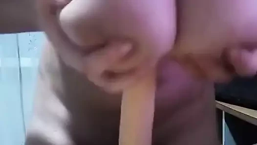 Büyük dildoyla meme sikişi!