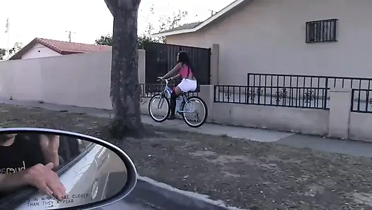 Ateşli genç esmer seksi vücuduna büyük bir yarak alıyor