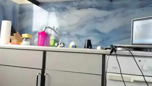 Genç baştan çıkarıcı bir baştan çıkarıcı kadın lezzetli götüyle azdırıyor