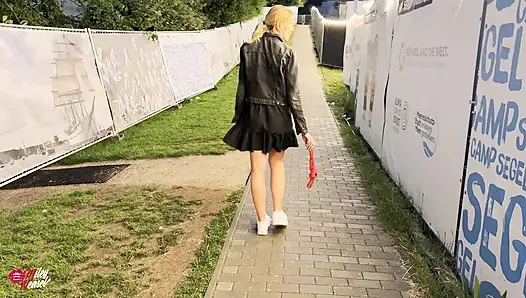 Sarışın orospu folk festivalinde çekildi ve yağmurda sevişti!!