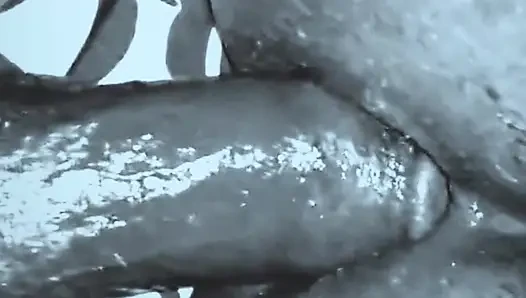 Büyük götlü arkadaşımın ateşli annesi, yarak emiyor ve götünü veriyor