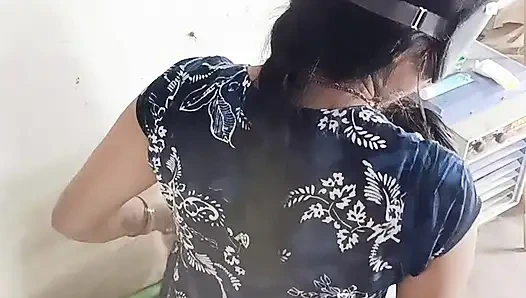 Göt amcık sikiyor yarak emiyor göğüslerini emiyor memeden süt emiyor ve domaltarak yarağa oturuyor ve doğrudan Hintçe seste yatıyor