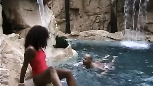 Чернокожей шлюшке лижут киску и трахают на природе против водопада