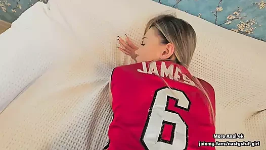 Haftada yedi gün cuma günü sikişiyor. Nazikçe deliğime boşaldı, sperm patladı ve geri aktı