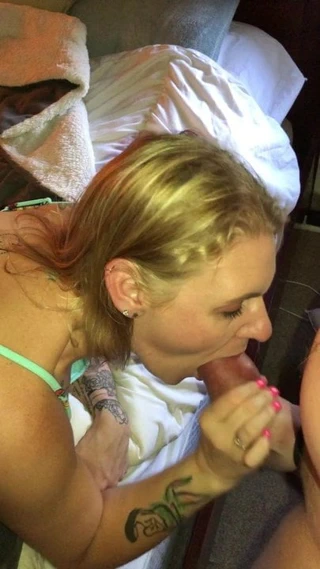 Sarışın Slutty milf emme şişman horoz