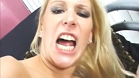 Büyük götlü sarışın bebek deli gibi büyük zenci yarağına biniyor