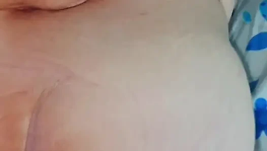 Güzel heyecanlı evli kadın lezzetli emiyor