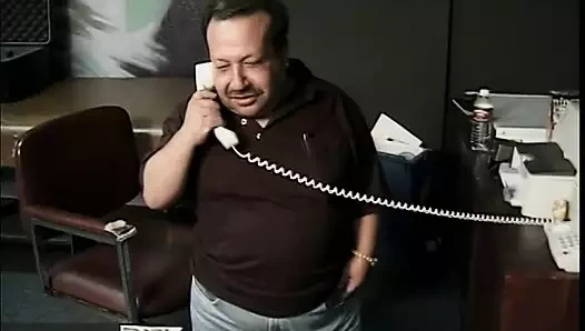 Azgın sürtük beyaz naylon çorap giyerken şişman bir cücenin amını sikiyor