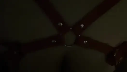 Otel penceresine karşı tutkulu domaltmalı seks, deri cosplay