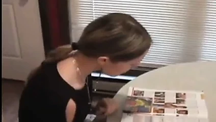 Sevimli genç kedi bir dergi okuyor