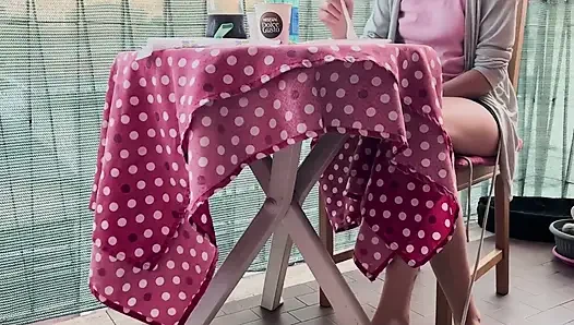 İtalyan çift derin dölleme yedikten sonra masanın altında sakso çekiyor bakış açısı