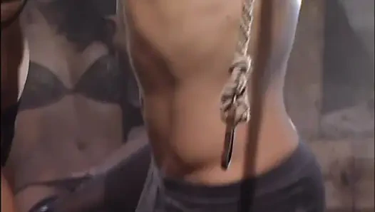 İki güzel lezbiyen sahibe azgın bir kölenin önünde amlarını yalıyor ve mastürbasyon yapıyor