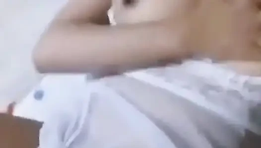 Güzel Kadın Seksi Vücudunu Sergiliyor
