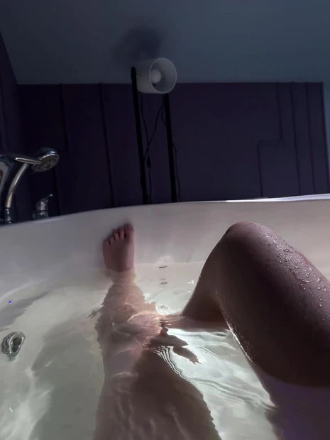 Большие ноги в ванной