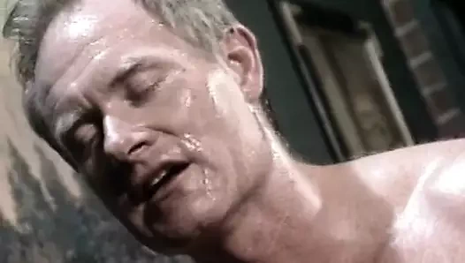 Esmer kaltak içeride adamla anal seks yapıyor, sonra yüze boşalma