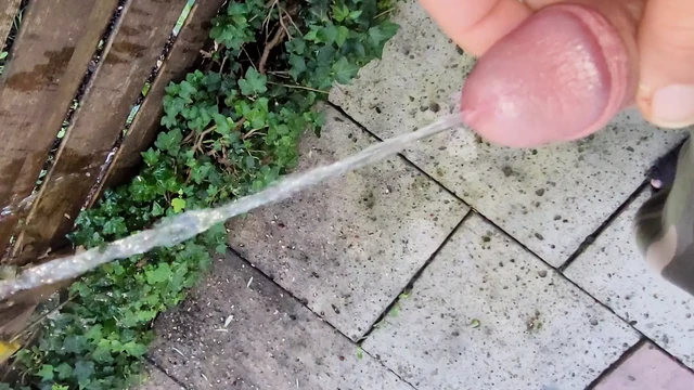 Удлиненный писсинг на улице