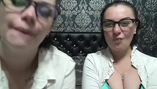 İki iş kadını seni bütün yemeden önce ağızlarıyla ve dilleriyle seni alay ediyor!