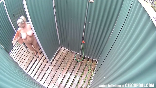 Monster Natural с большими сиськами в душе