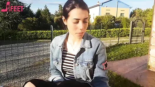 Petra açık havada sigara içiyor