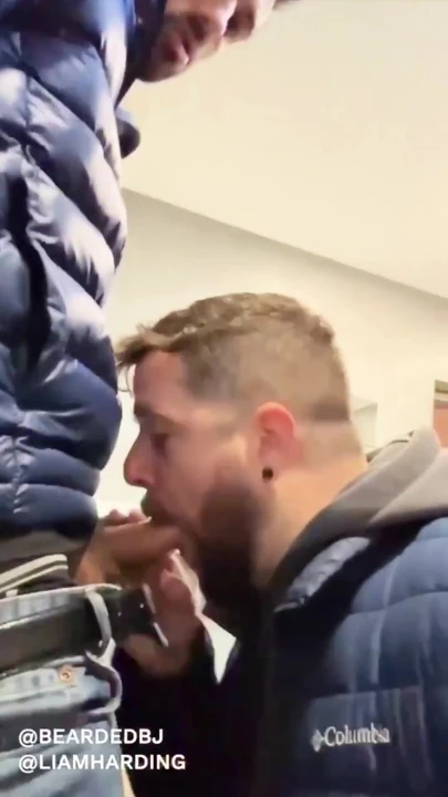 Büyük yaraklı ateşli baba umumi banyoda seksi ayı tarafından emiliyor | Klip 1
