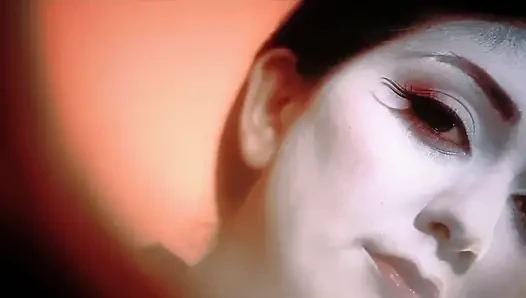 Mai Bailey minderinde yatan her şeyi tatmin ediyor