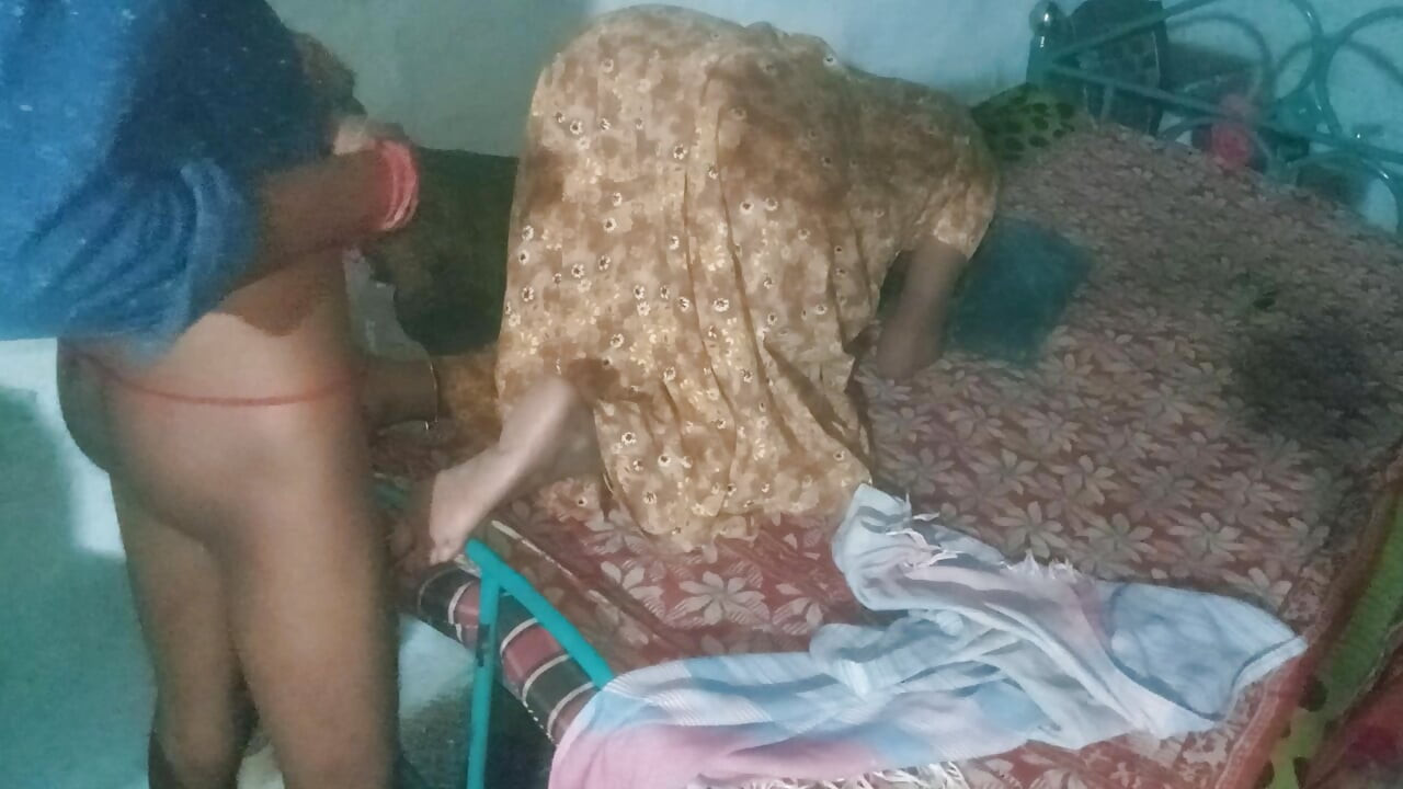 Hintli evli kadın domaltarak sert seks yapıyor