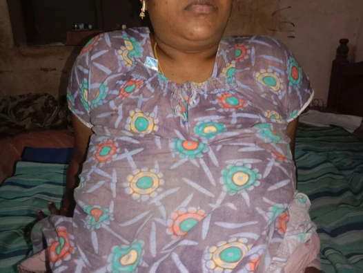 Üvey kuzenim evde değildi ve teyzem beni aradı ve göğüslerine sarıldım ve kadınlığını nazikçe yaladım