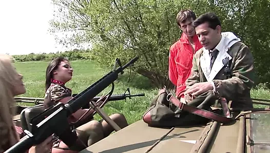 Oynak askerler ordu arabasında yaramazlık yapıyor