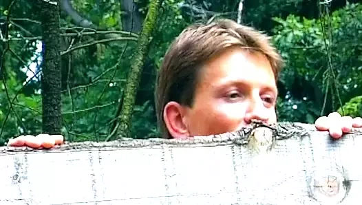 Sürtük Alman üvey anne açık havada üç genç adamla ilgileniyor