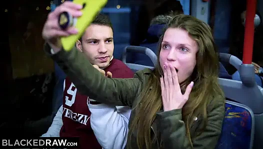 Blackedraw iki güzel otobüste dev büyük zenci yarağıyla sikişiyor!