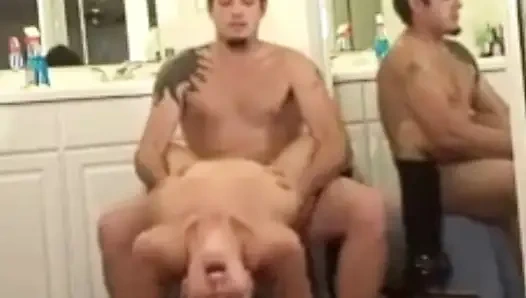 Горячая пара трахается перед зеркалом