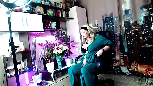 Olgun kızıl saçlı vixen ve tüm ıslak deliklerinde kalın bir yarak ...))