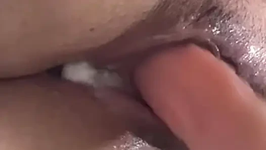 Kızıl saçlı kendine dokunuyor