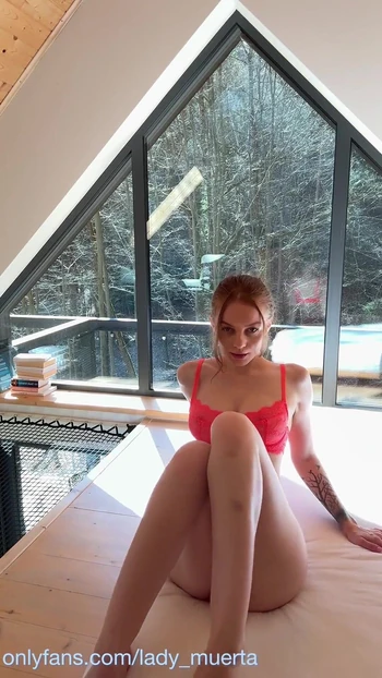 Сногсшибательный момент из "Горячая рыжая милфа заставит тебя кончить, возбуждая ее тело"