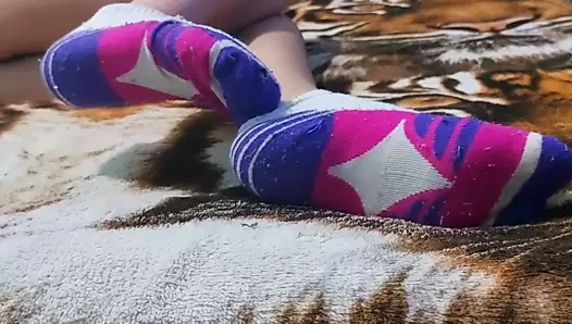 Yorgun geldi ve önümde çoraplarını çıkardı.