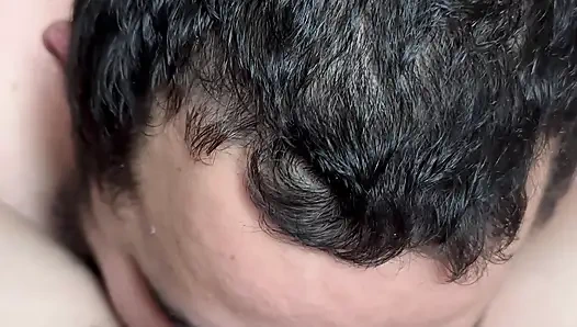 Kız arkadaşını dışarıda yalıyor