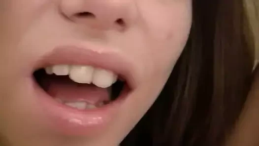 Sevimli götlü esmer amına büyük bir oyuncak sokuyor