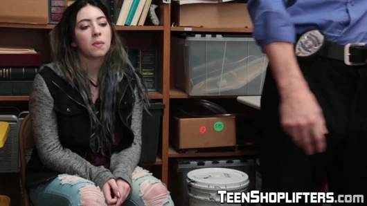 horoz yiyen shoplifter amilia oniks seviyor onu ceza