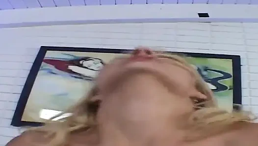 Sarışın hatun yoğun ve fışkırtma orgazmlarından ıslak