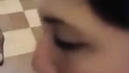 Oral seks ve boşalmak üzerinde memeler