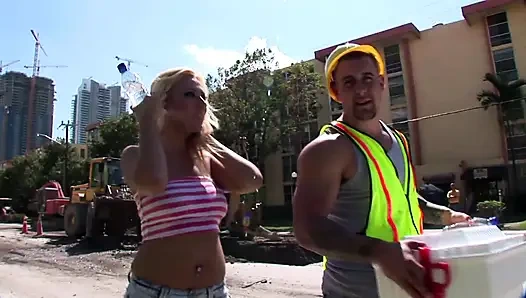 Sarışın kaltak sokak işçisi tarafından sikiliyor