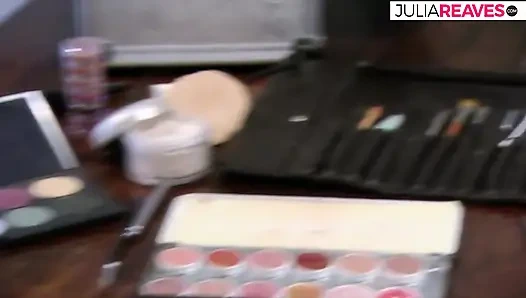 Chica sexy amordaza en una polla monstruosa y luego se la follan con una corrida en la boca