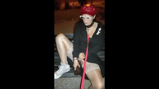 Sevimli gözlüklü tombul orta yaşlı seksi kadın mastürbasyon yapıyor