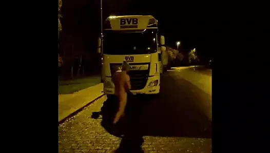 Çıplak teşhir ve açık havada ve riskli yerlerde yürüyor