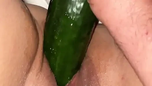 Orta yaşlı seksi kadın ve salatalık