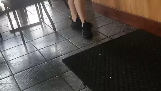 Sıcak genç latin bayan Jamaika yemeği topluyor