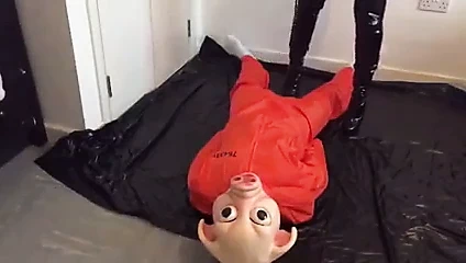 Bayan bang bang onun domuzu taşlıyor (ağır çekim)