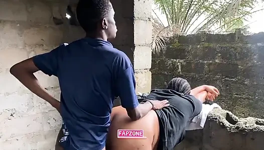 Üvey kız kardeşimle şantiyede erotik domalma